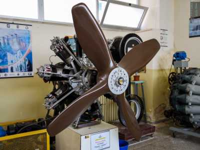 ...e il motore a stella con ventola di un aereo risalente alla Seconda Guerra Mondiale